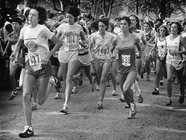 #637 Mary Shea won first place, #639 Gayle Barron placed second. Photo shows runners leaving the starting line. November 4, 1978 (Louie Favorite / AJC staff)