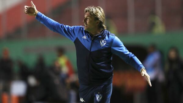 Gabriel Heinze, coach of Argentina's Velez Sarsfield, gives instructions to his players during a Copa Sudamericana soccer match against Ecuador's Aucas Tuesday, Feb. 18, 2020, at the Gonzalo Pozo Ripalda stadium in Quito, Ecuador. (Dolores Ochoa/AP)