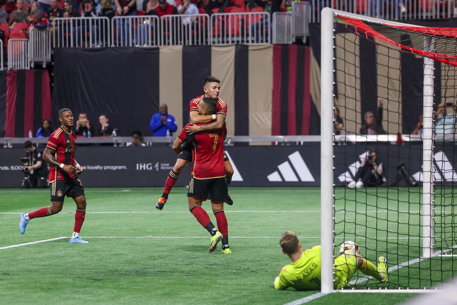 Giakoumakis hat trick powers Atlanta United past New England