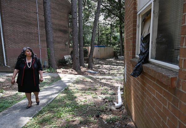 July 15, 2022 Atlanta - Atlanta City Councilwoman Andrea Boone, who introduced the resolution urging crackdown of negligent landlords, checks conditions of one of negligent apartment complexes at Vue at Harwell in Atlanta on Friday, July 15, 2022. The Atlanta City Council formally urged law enforcement officials to pursue charges against negligent apartment landlords, in response to an Atlanta Journal-Constitution investigation into the issue. (Hyosub Shin / Hyosub.Shin@ajc.com)