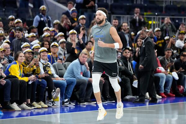 Fans cheer as Dallas Mavericks guard Klay Thompson jogs onto the court to warm up before an Emirates NBA Cup basketball game against the Golden State Warriors in San Francisco, Tuesday, Nov. 12, 2024. (AP Photo/Jeff Chiu)