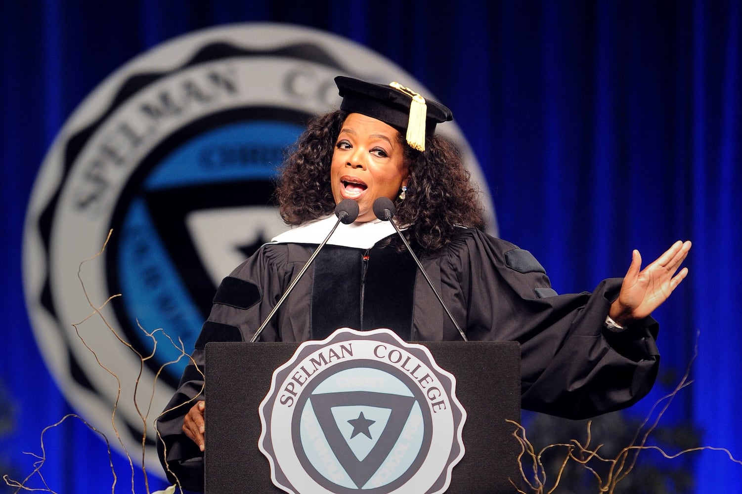 Oprah urges Spelman grads to strive for excellence