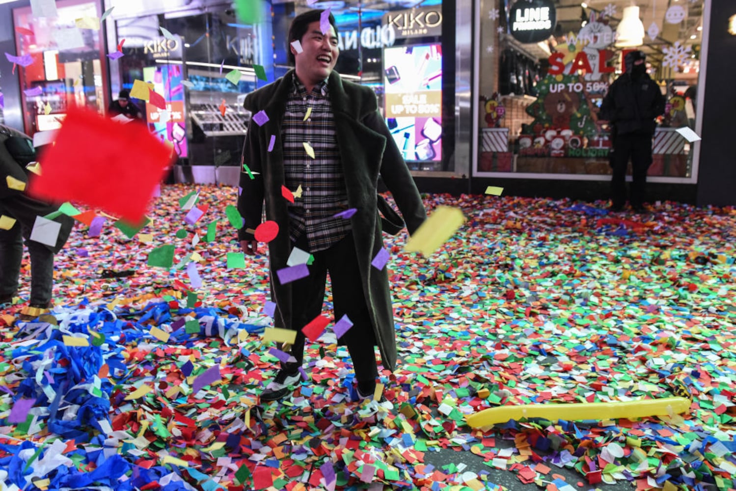 Freezing temps don’t deter crowds at Times Square for New Year’s Eve