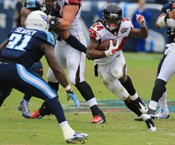 102515 NASHVILLE: -- Falcons wide reciever Julio Jones makes a first down catch against Titans cornerback Coty Sensabaugh in a football game on Sunday, Oct. 25, 2015, in Nashville. Curtis Compton / ccompton@ajc.com