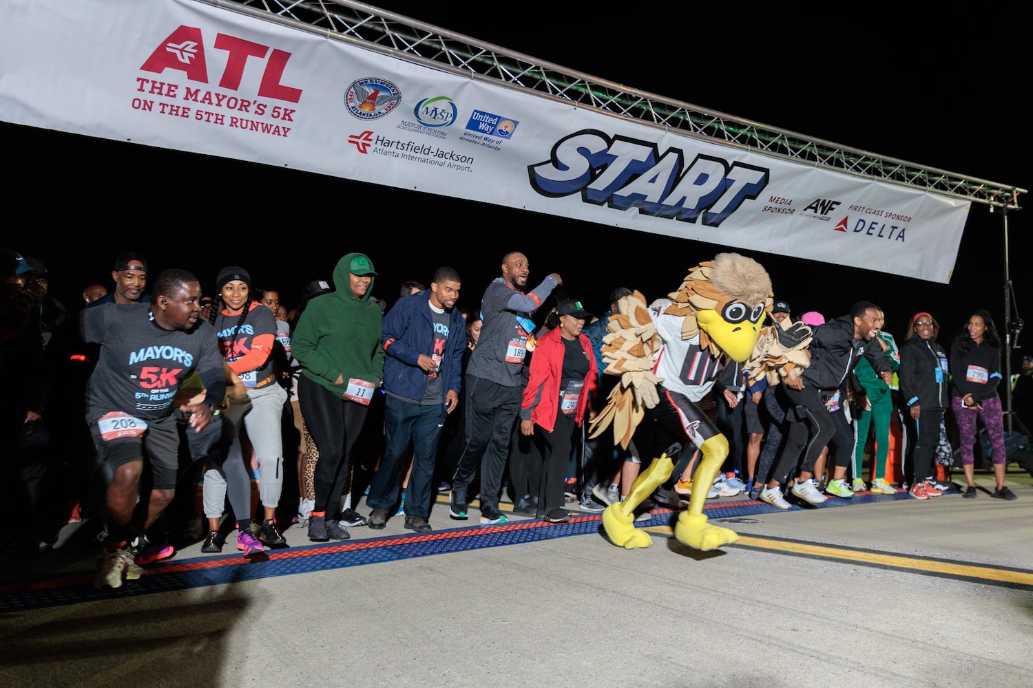 Runners take to Hartsfield-Jackson runway for 5K race
