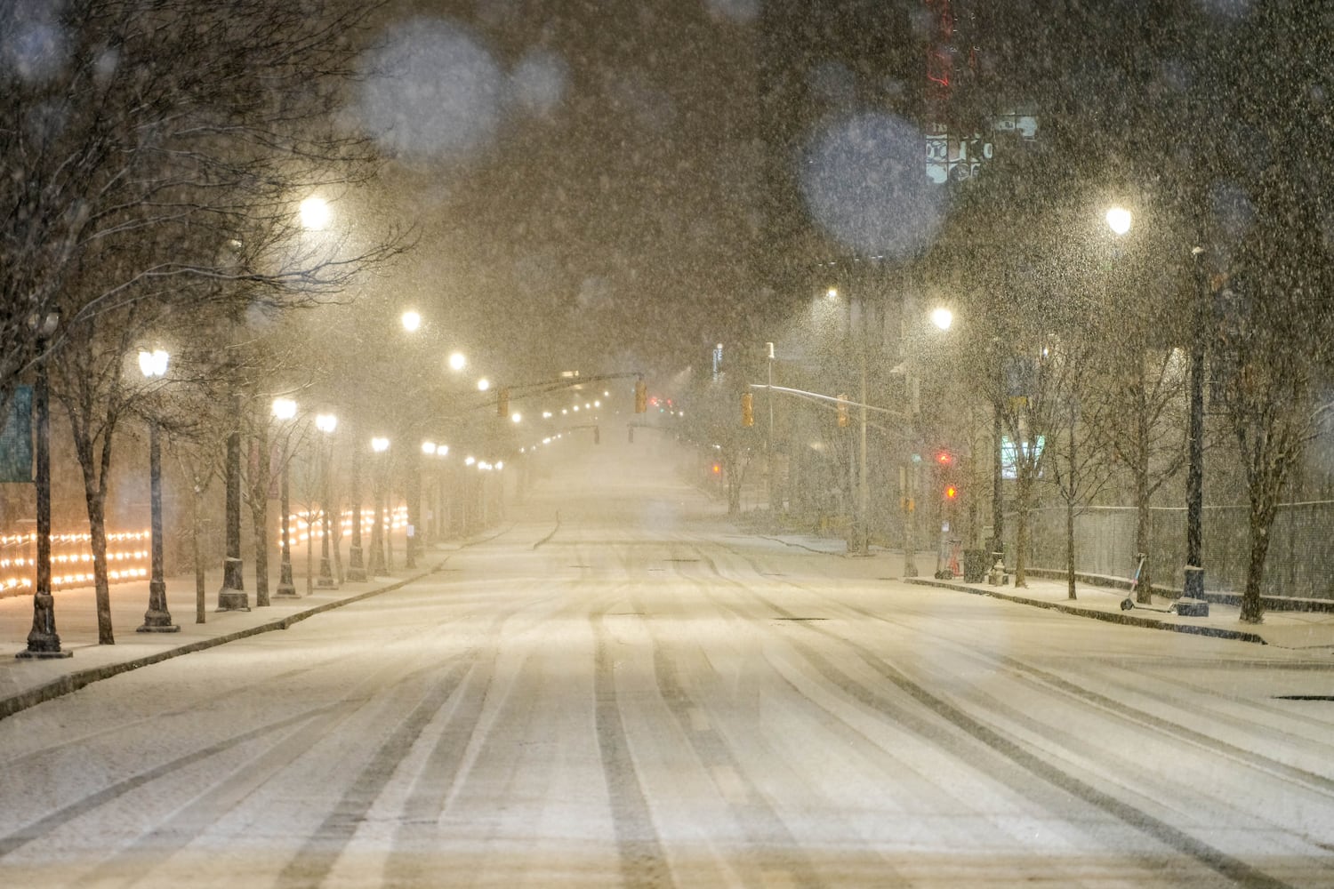 Snow falls on Spring Street in Midtown Atlanta. Friday, January 10, 2025 (Ben Hendren for the Atlanta Journal-Constitution)