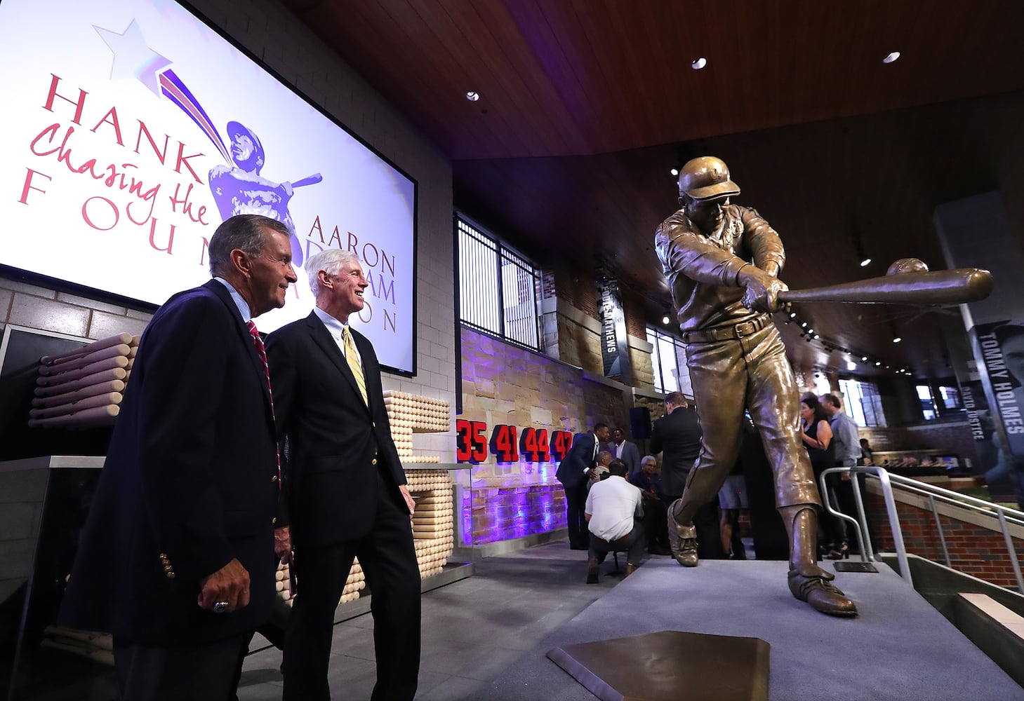 SunTrust Park honors Hank Aaron