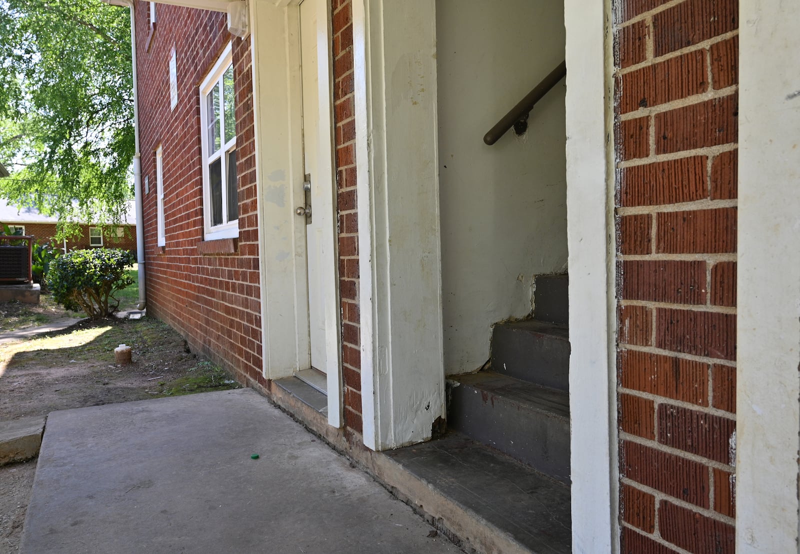 Trestletree Village's Building 777 is where former residents Miracle Fletcher and Kendi Beyah endured chronic sewage spills. Other residents also complained that the complex's management refused to repair dangerous and unsanitary conditions. (Hyosub Shin / Hyosub.Shin@ajc.com)