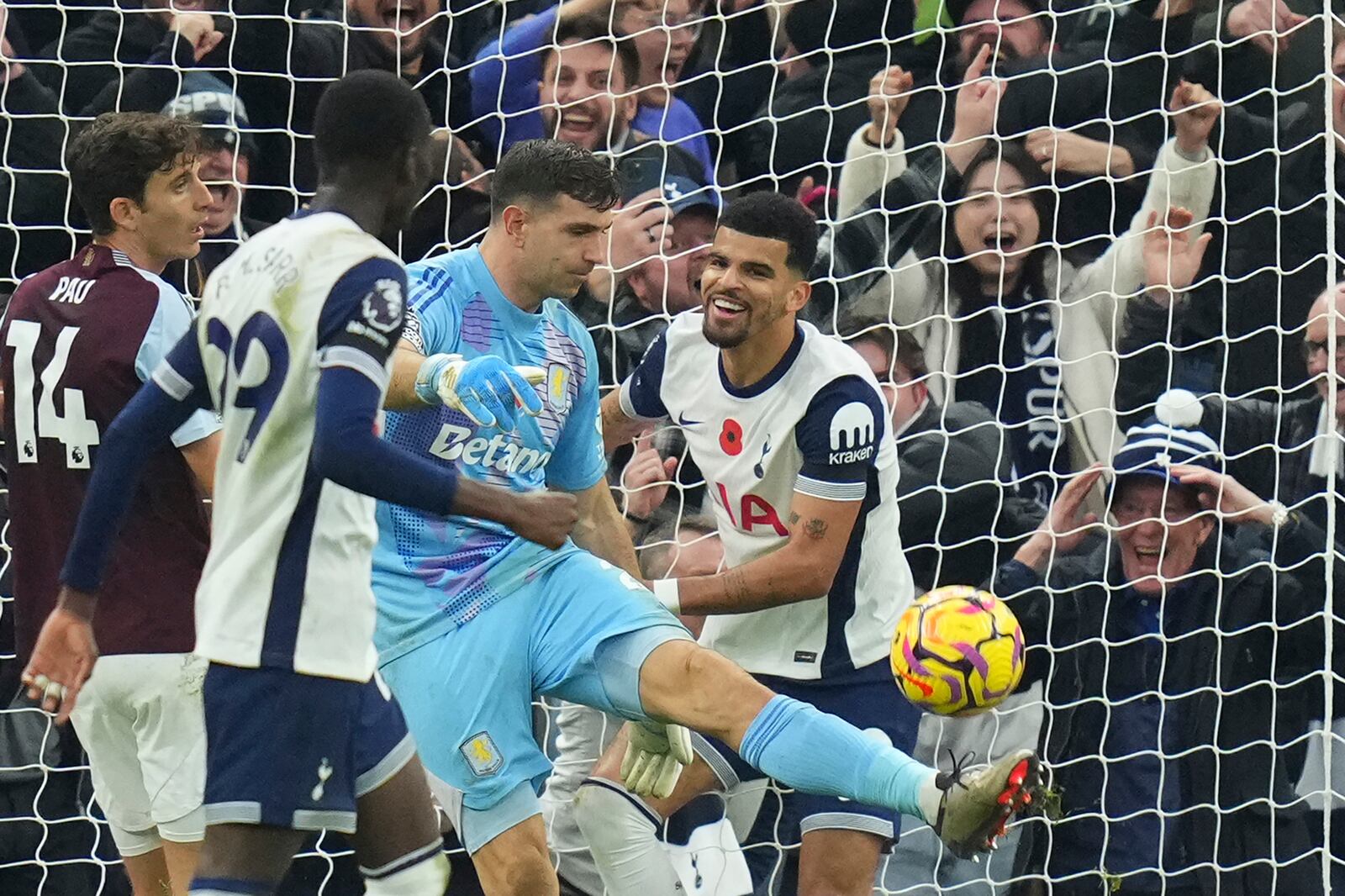 Tottenham's Dominic Solanke, right, celebrates after scoring his side's third goal during the English Premier League soccer match between Tottenham Hotspur and Aston Villa at the Tottenham Hotspur Stadium in London, Sunday, Nov. 3, 2024. (AP Photo/Kirsty Wigglesworth)