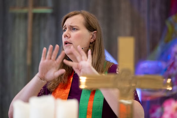 The Rev. Andi Woodworth leads service at Neighborhood Church in Candler Park on Sunday, June 30, 2024.  (Ben Gray / Ben@BenGray.com)