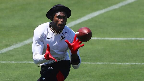 Atlanta Falcons wide receiver Julio Jones catches a pass from Matt Ryan during a team strength and conditioning NFL football workout, Tuesday, Aug. 4, 2020 in Flowery Branch, Ga. (Curtis Compton/Atlanta Journal-Constitution via AP)