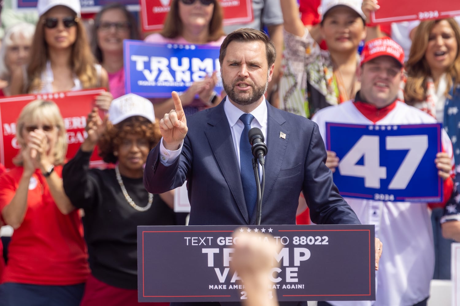 JD Vance campaigns in Lindale
