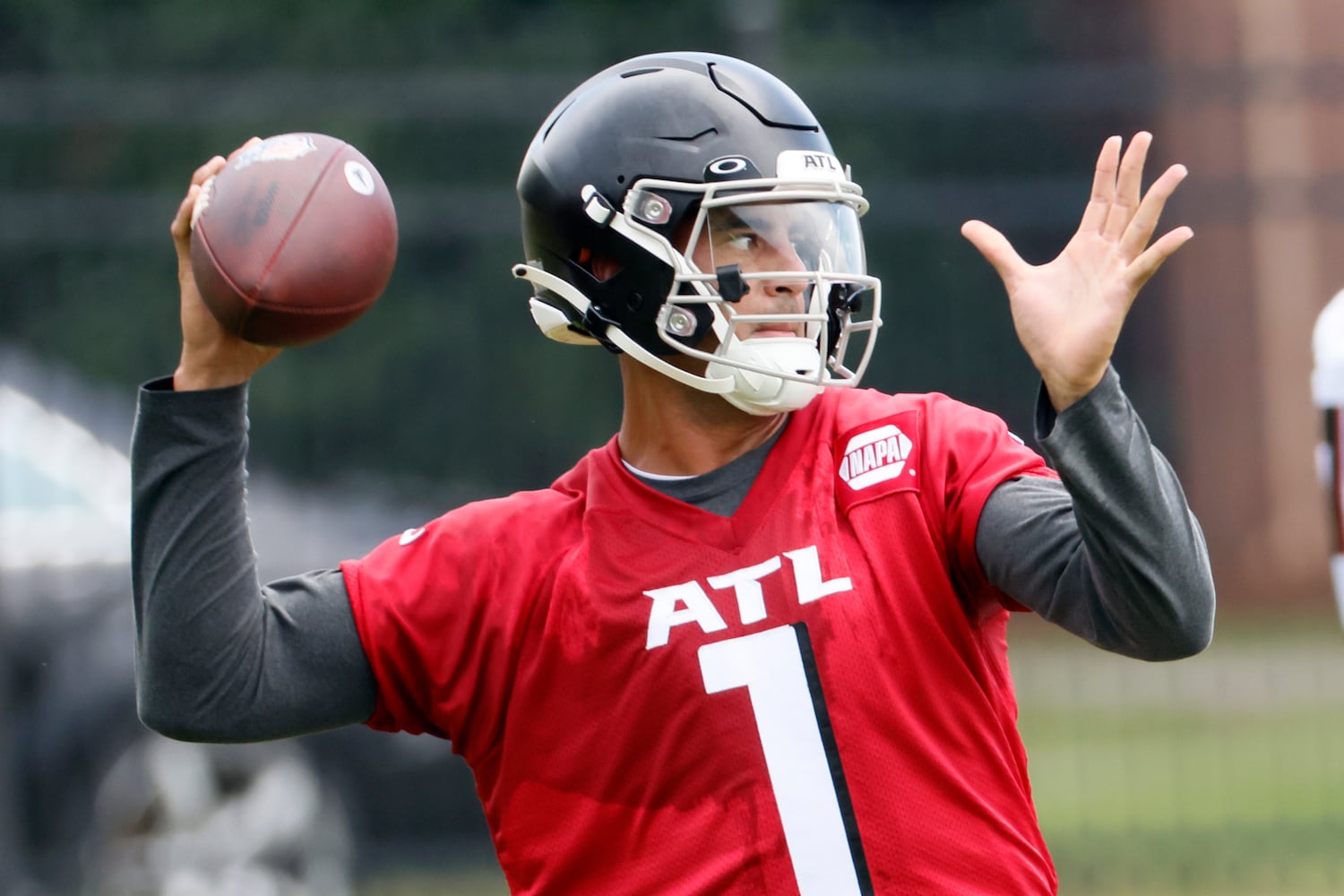 Atlanta Falcons quarterback Marcus Mariota (1) makes a pass as he works a drill during the mini practice at Falcons Training Facility on Tuesday, June 14, 2022.  Miguel Martinez / miguel.martinezjimenez@ajc.com