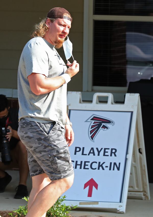 072721 Flowery Branch: Atlanta Falcons offensive lineman Kaleb McGary adjusts his mask as players arrive for training camp check in on report day at the team practice facility on Tuesday, July 27, 2021, in Flowery Branch.   “Curtis Compton / Curtis.Compton@ajc.com”