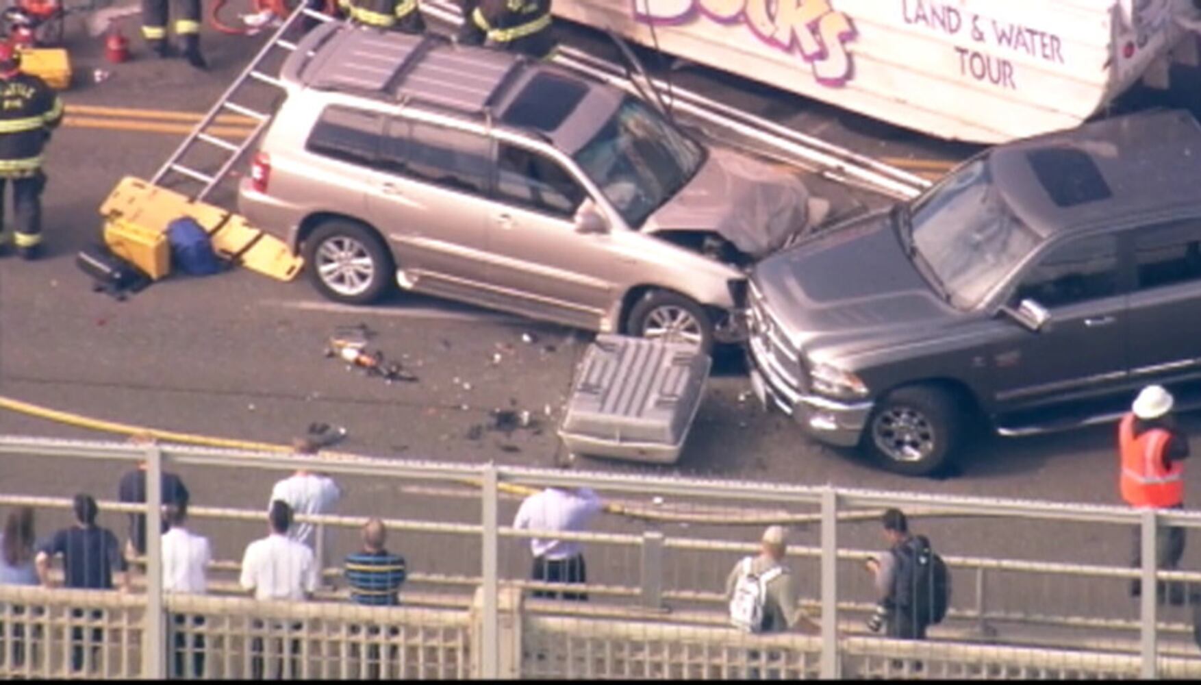 4 dead in crash between Duck vehicle, bus