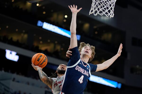 Houston guard Emanuel Sharp, left, tries to shoot around Gonzaga guard Dusty Stromer (4) during the second half of the second round of the NCAA college basketball tournament, Saturday, March 22, 2025, in Wichita, Kan. (AP Photo/Charlie Riedel)