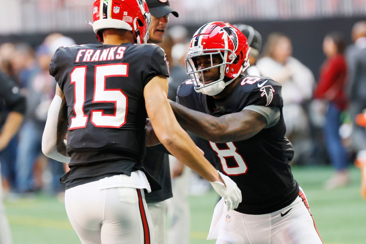 Falcons tight end Kyle Pitts (8) and tight end Feleipe Franks run through a drill Sunday at Mercedes-Benz Stadium. (Miguel Martinez / miguel.martinezjimenez@ajc.com)