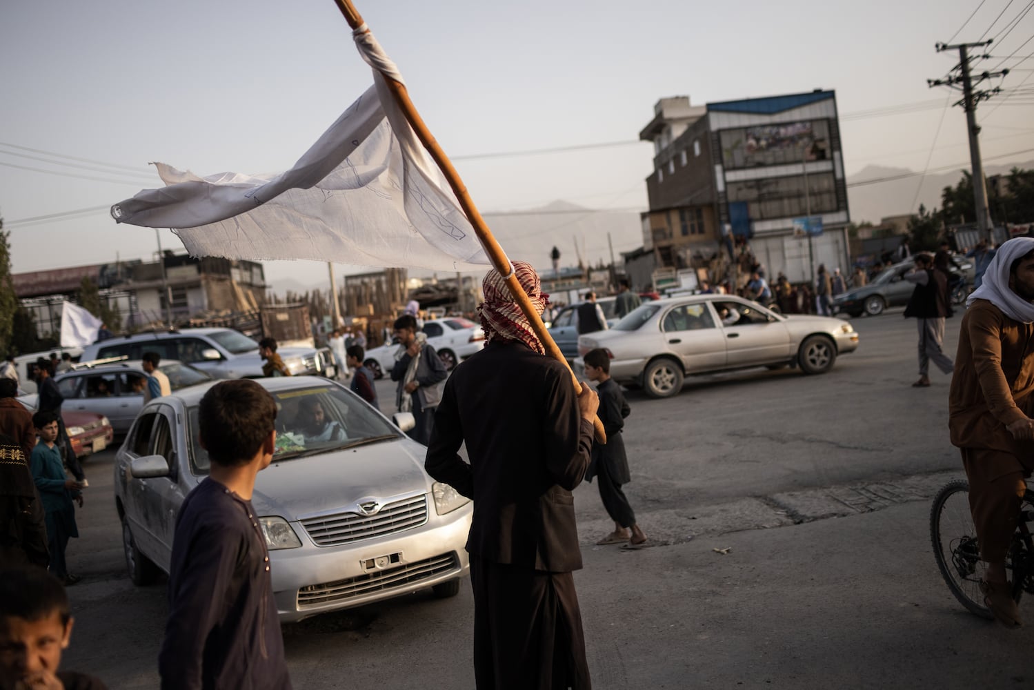 A Taliban member organizes traffic in Kabul, Afghanistan, Aug. 15, 2021. (Jim Huylebroek/The New York Times)