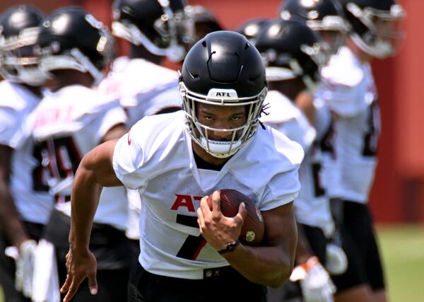 Atlanta Falcons running back Bijan Robinson (7) runs with a ball during Day 2 of Falcons rookie minicamp at Atlanta Falcons Training Facility, Saturday, May 13, 2023, in Flowery Branch. (Hyosub Shin / Hyosub.Shin@ajc.com)