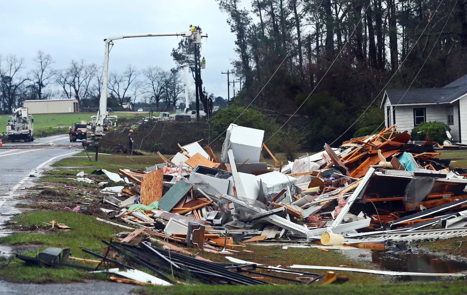 Strong storms  in Georgia cause deaths, devastation