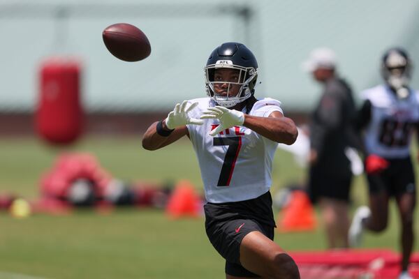 Atlanta Falcons running back Bijan Robinson (7) makes a catch during OTAs at the Atlanta Falcons Training Camp, Wednesday, May 24, 2023, in Flowery Branch, Ga. (Jason Getz / Jason.Getz@ajc.com)