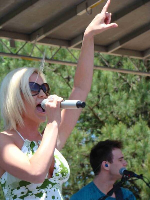  Kellie Pickler performing at Etowah High School in May of 2008. CREDIT: Rodney Ho/ rho@ajc.com