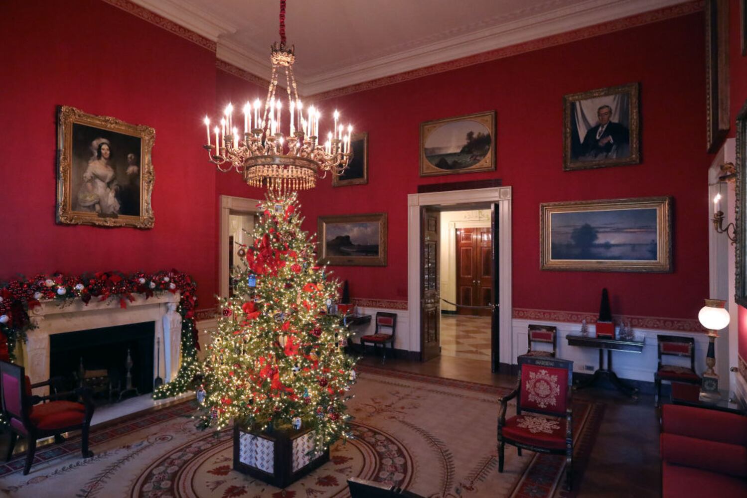 Photos: Melania Trump unveils 2018 White House Christmas decorations