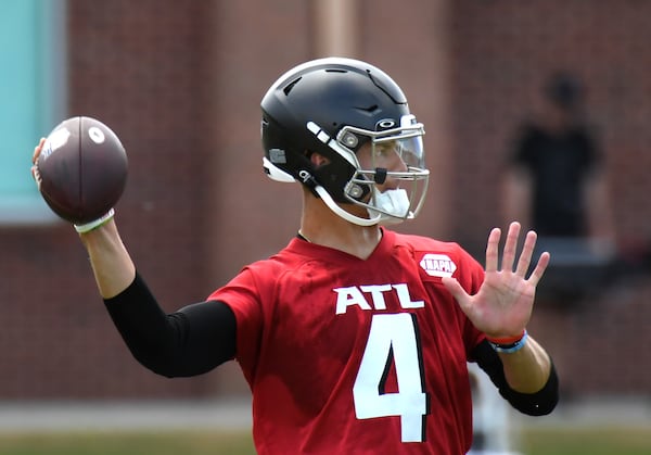 Falcons rookie quarterback Desmond Ridder participates in a drill Saturday in Flowery Branch. (Hyosub Shin / Hyosub.Shin@ajc.com)