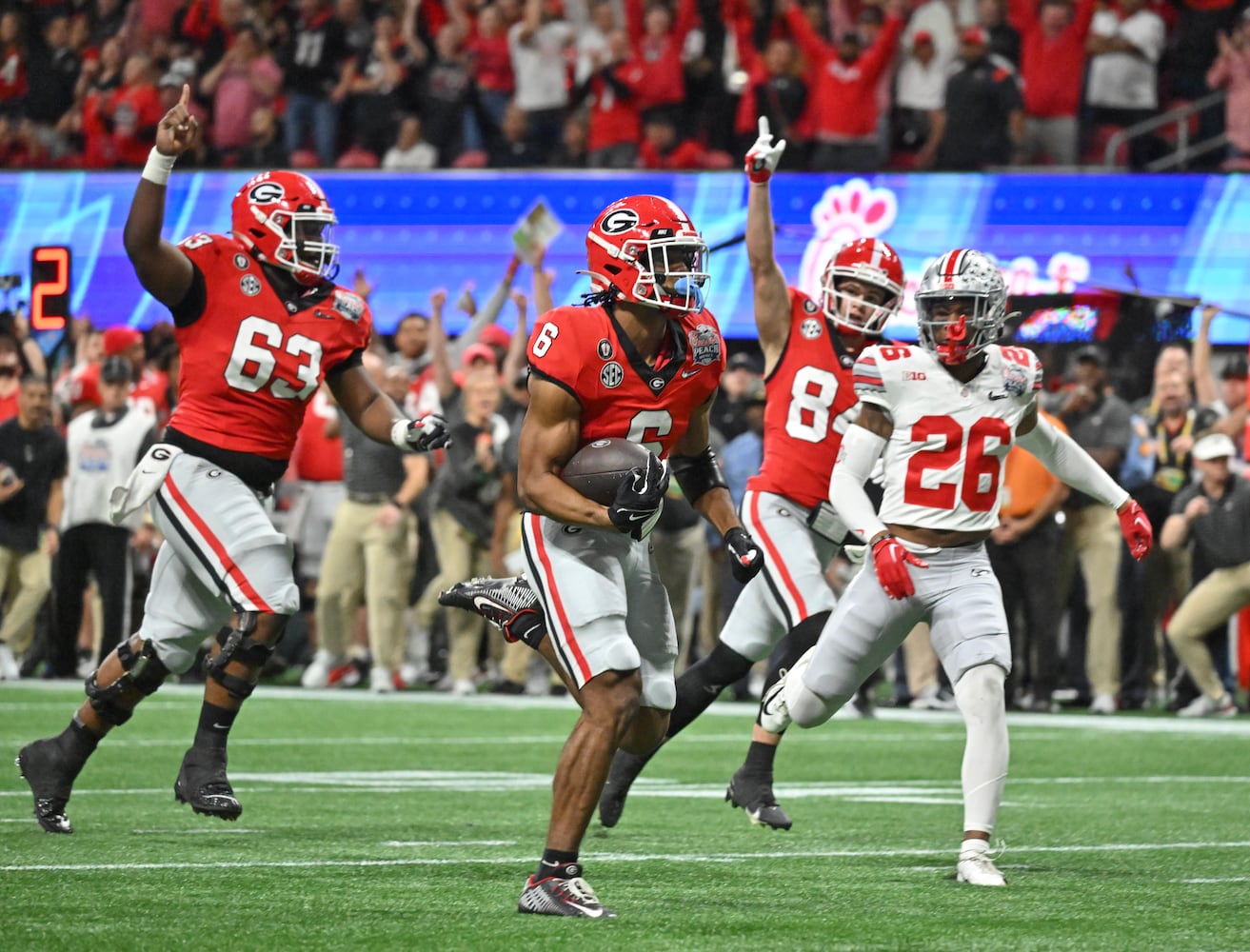 Georgia Bulldogs running back Kenny McIntosh  (6) takes a Stetson Bennett pass in for a touchdown during the first quarter. (Hyosub Shin / Hyosub.Shin@ajc.com)