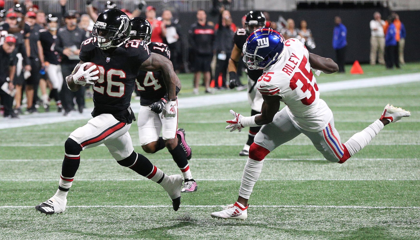 Photos: Falcons down Giants on Monday Night Football