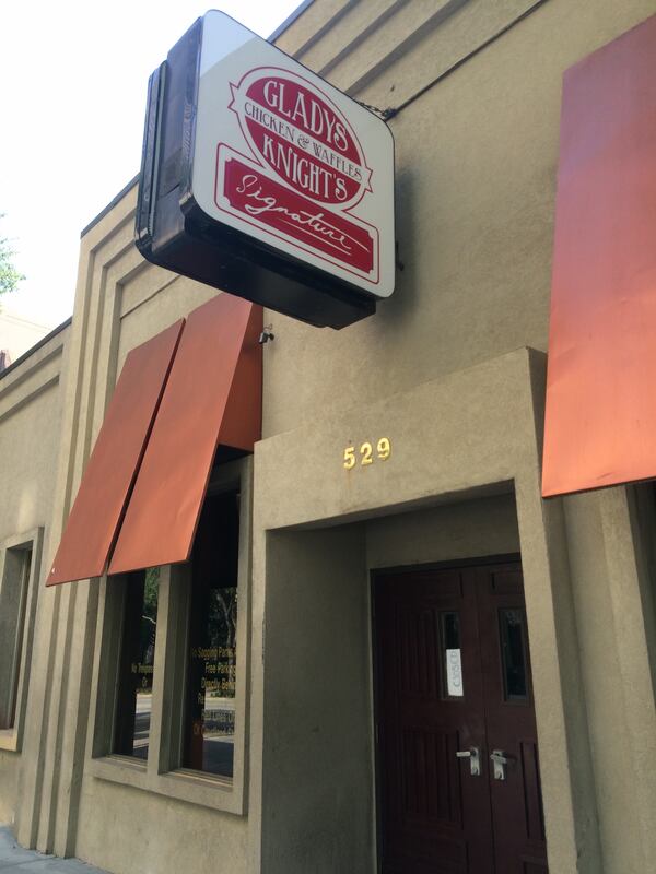 A handwritten "closed" sign is affixed to the door at Gladys Knight Chicken & Waffles Photo: Jennifer Brett