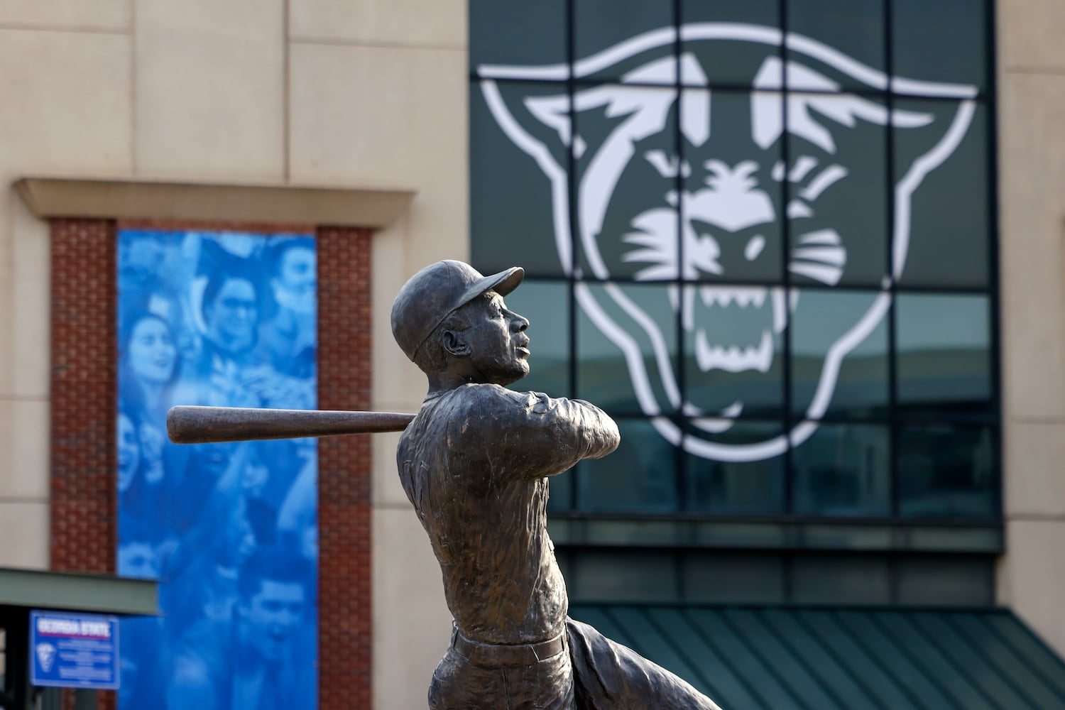 040824 hank aaron statue