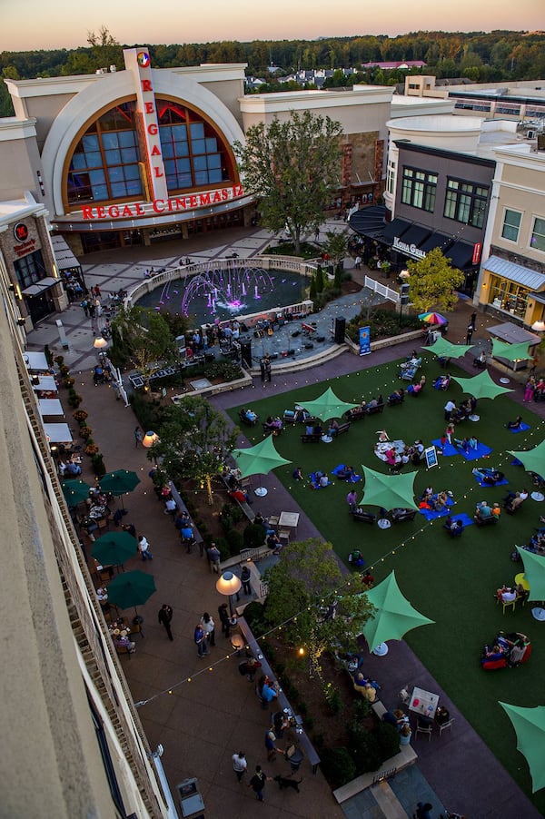 The Plaza at Avalon is a central gathering point in the community for visitors to relax during their day of shopping, dining and playing. The Plaza plays host to many of Avalon’s events such as AvalOM, Avalon Nights Live, and the Lighting of Avalon. Contributed by Alpharetta Convention & Visitors Bureau