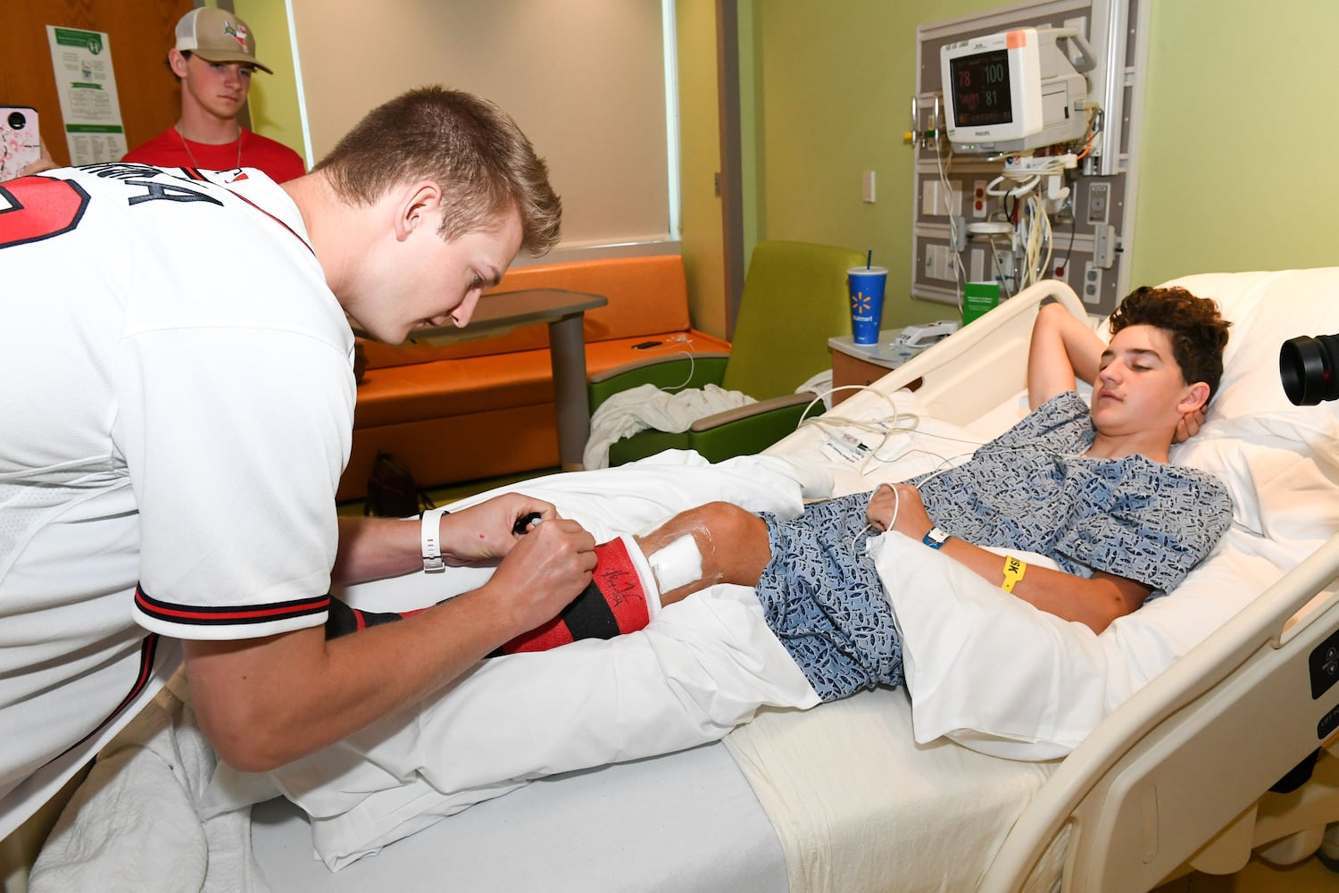 Photos: Braves visit Children’s Healthcare