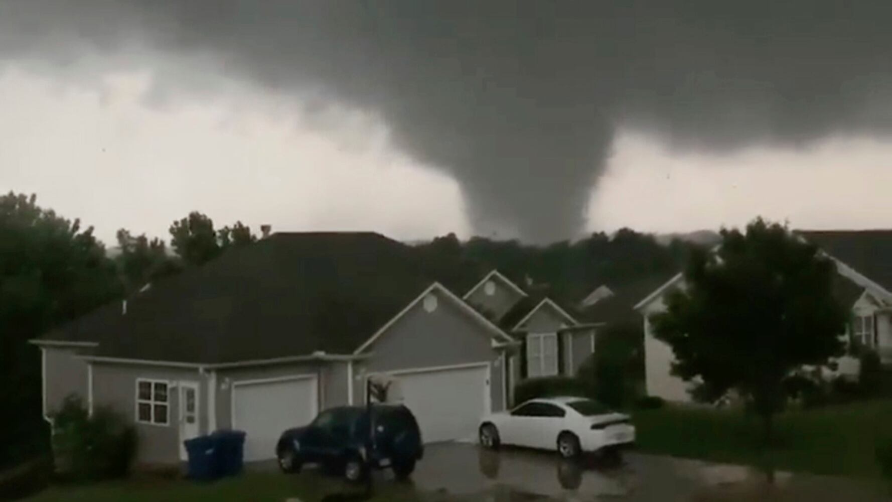 Photos: Deadly tornadoes sweep through Missouri