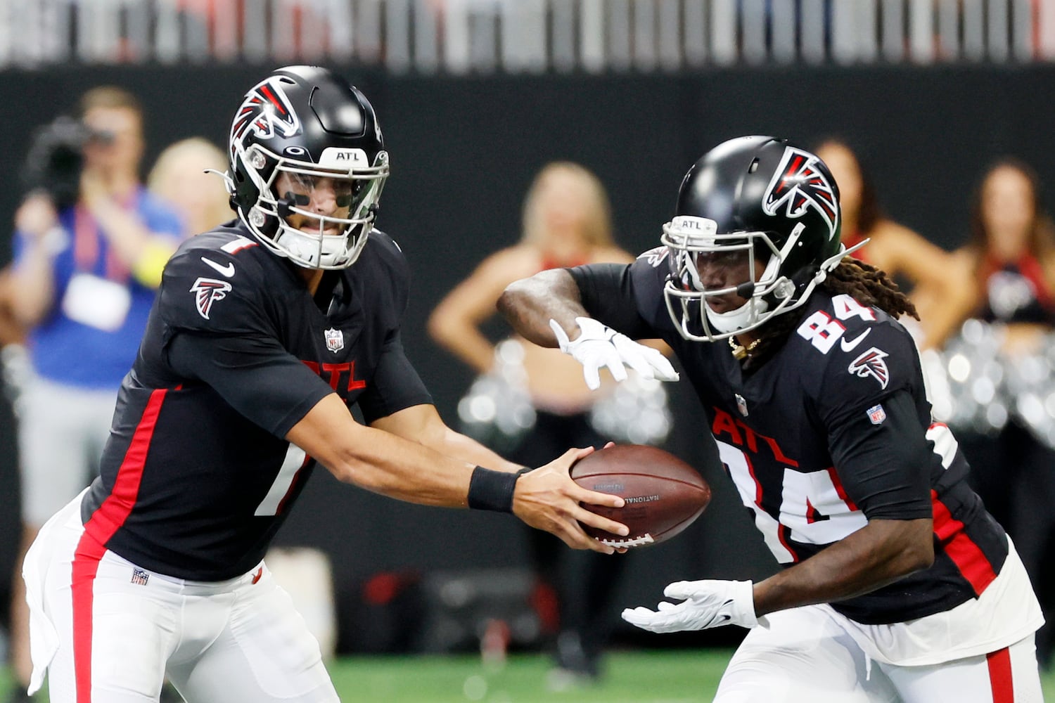 Falcons quarterback Marcus Mariota hands the ball to running back Cordarrelle Patterson during the second quarter Sunday at Mercedes-Benz Stadium. (Miguel Martinez / miguel.martinezjimenez@ajc.com)
