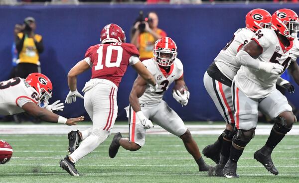 Georgia Bulldogs running back Zamir White (3) tries to evade Alabama Crimson Tide linebacker Henry To'oTo'o during the 2nd quarter.  Hyosub Shin / Hyosub.Shin@ajc.com 