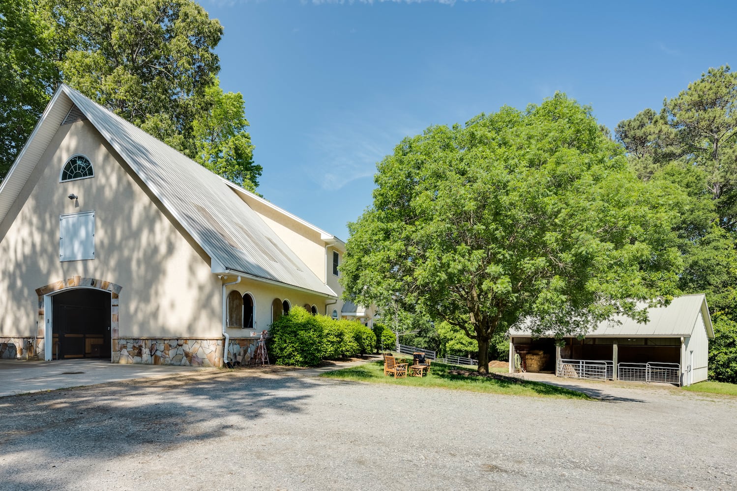 Luxurious Atlanta estate going to auction is both a ranch and a vineyard