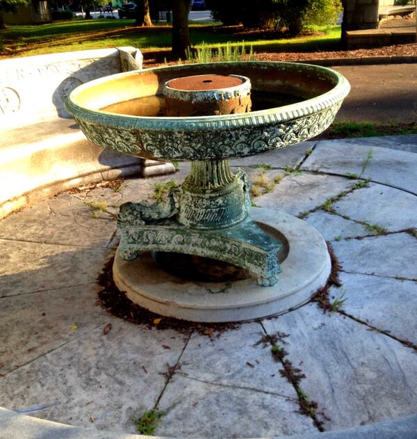 Erskine Memorial Fountain, which looks more like a bird bath today, was once part of the entrance to Grant Park. FRIENDS OF ERSKINE