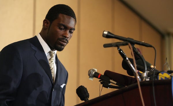 Michael Vick apologizes during a 2007 news conference in Virginia.