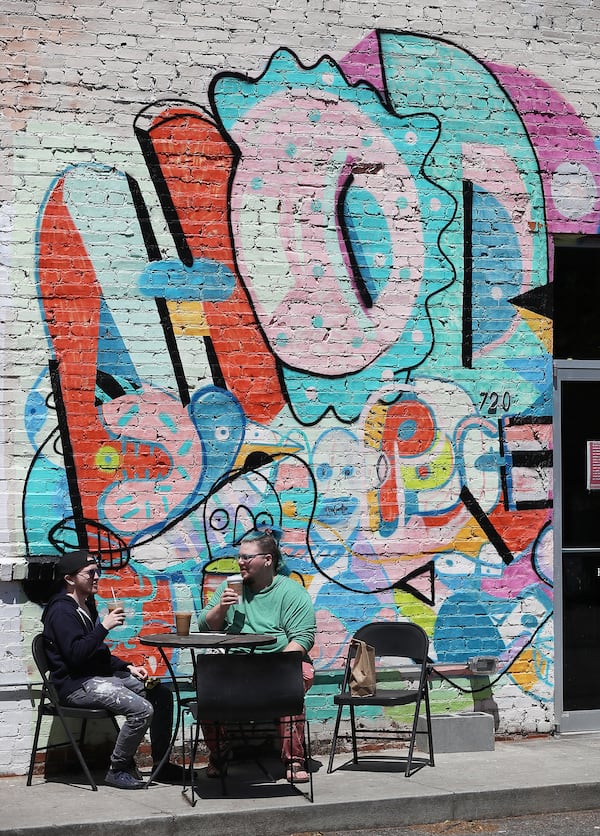 042221 Atlanta: Mallory Lunquist (left) and Dan Merewether enjoy their coffee orders outdoors at the Hodgepodge Coffeehouse on Thursday, April 22, 2021, in Atlanta. Photo: Curtis Compton / Curtis.Compton@ajc.com