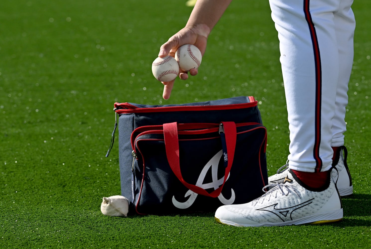 Braves pitchers and catchers report