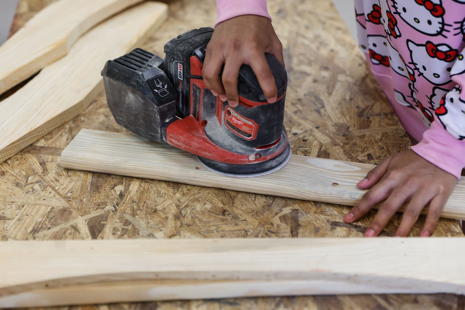 An eighth grade student at Elkins Pointe Middle School in Roswell sands a piece of wood during a construction class on Friday, Aug. 30, 2024. (Natrice Miller/AJC)