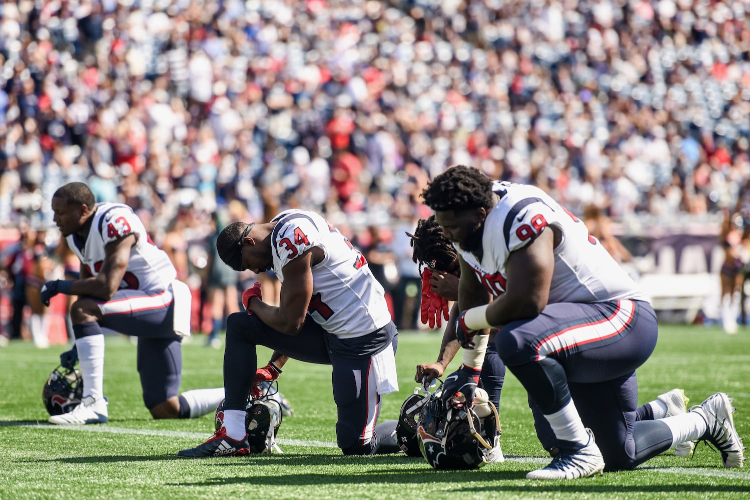 Photos: Falcons, other NFL teams show solidarity during National Anthem