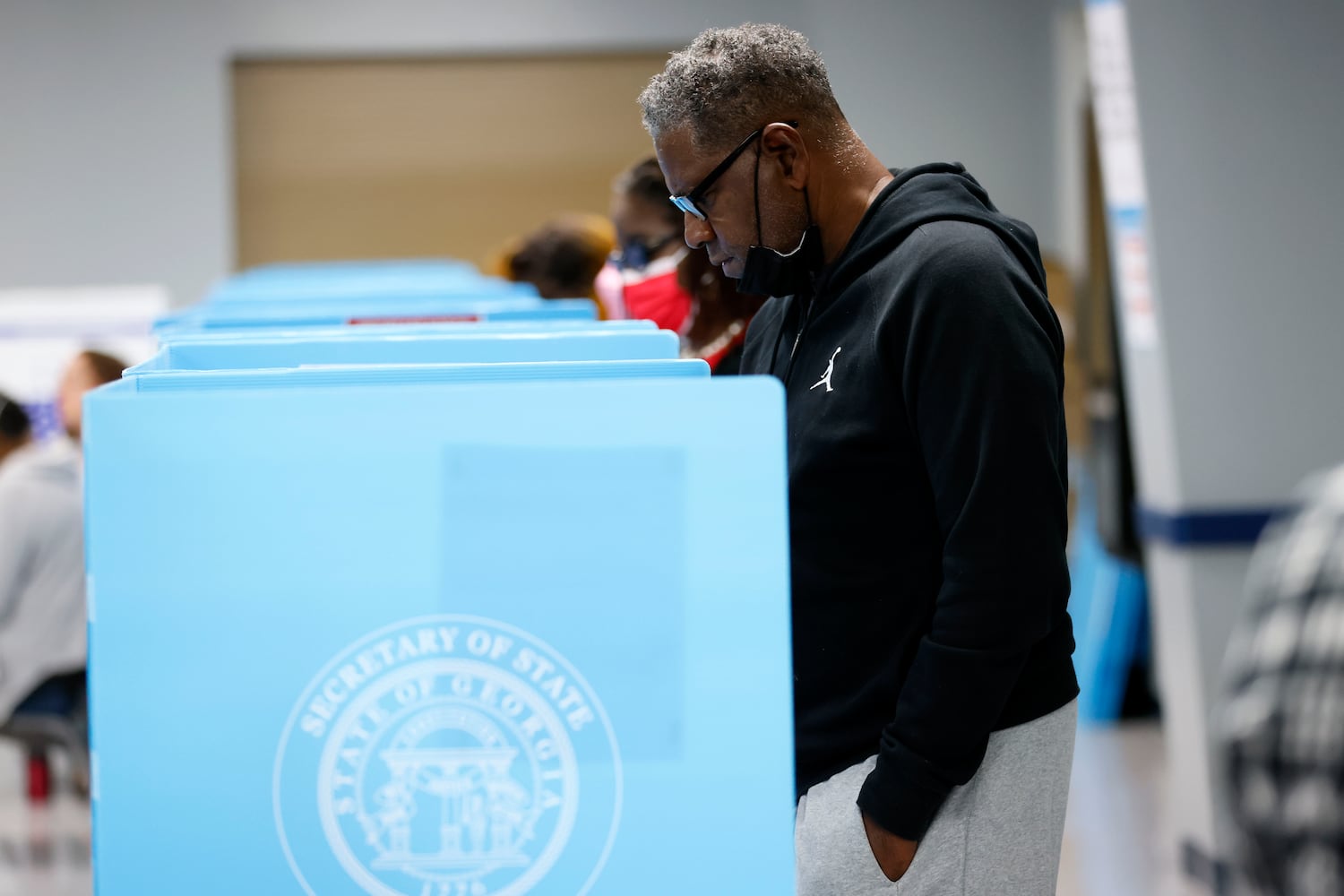 Large groups turn out on first day of early voting