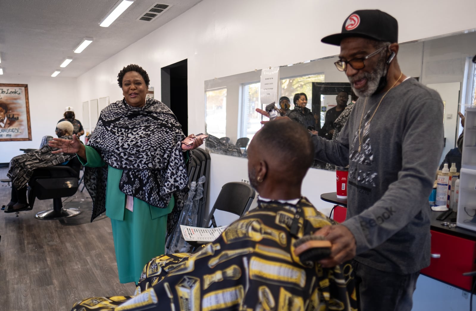 211120-Atlanta-Atlanta Mayoral candidate Felicia Moore talks with barber LaMichael Langford and customer David Lane during a campaign stop at Langford’s Barber Shop & Style Center in Kirkwood on Saturday morning, Nov. 20, 2021. Ben Gray for the Atlanta Journal-Constitution