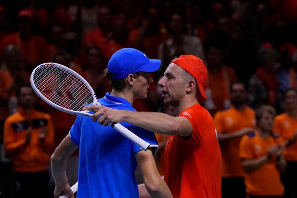 Italy's Jannik Sinner, left, hugs Netherlands' Tallon Griekspoor after their Davis Cup final tennis match between Netherlands and Italy at the Martin Carpena Sports Hall in Malaga, southern Spain, Sunday, Nov. 24, 2024. (AP Photo/Manu Fernandez)