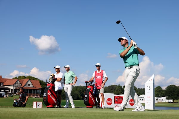 082822 Atlanta, Ga.: Scottie Scheffler tees off on the sixteenth hole with Rory McIlroy watching during the final round of the Tour Championship at East Lake Golf Club, Sunday, August 28, 2022, in Atlanta. (Jason Getz / Jason.Getz@ajc.com)