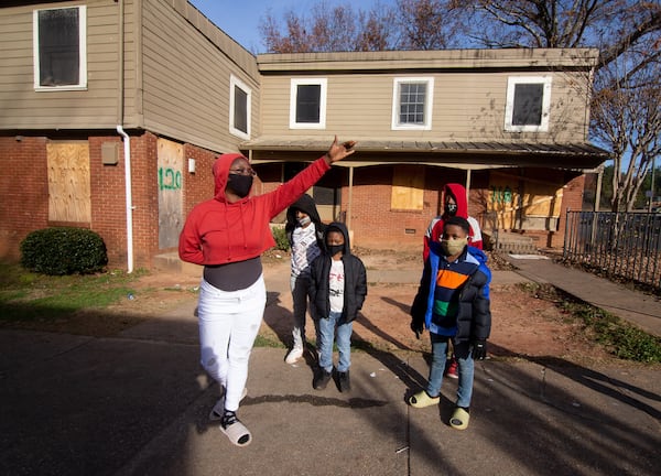 Lolita Evans, with her three children and one of their friends, talks about the conditions at the Forest Cove apartments as she stands in front of several empty units on November 11, 2020.  STEVE SCHAEFER FOR THE ATLANTA JOURNAL-CONSTITUTION