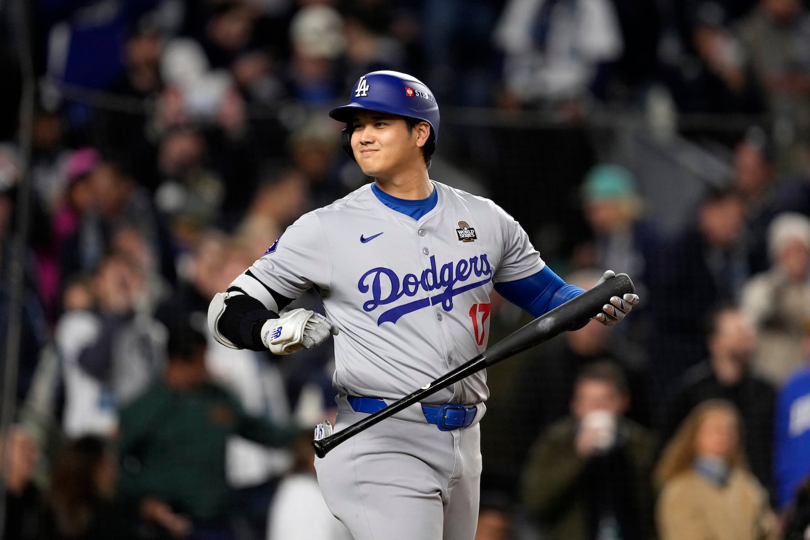 Los Angeles Dodgers' Shohei Ohtani walks to the plate to bat against the New York Yankees during the first inning in Game 3 of the baseball World Series, Monday, Oct. 28, 2024, in New York. (AP Photo/Godofredo A. Vásquez)